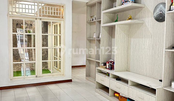 Cheap For Rent Ready to Occupyhouse Strategic Location, Close to Fresh Market Emerald, Rs Premier Bintaro, Bintaro Trade Center, Pasar Modern Bintaro, Global Jaya 2