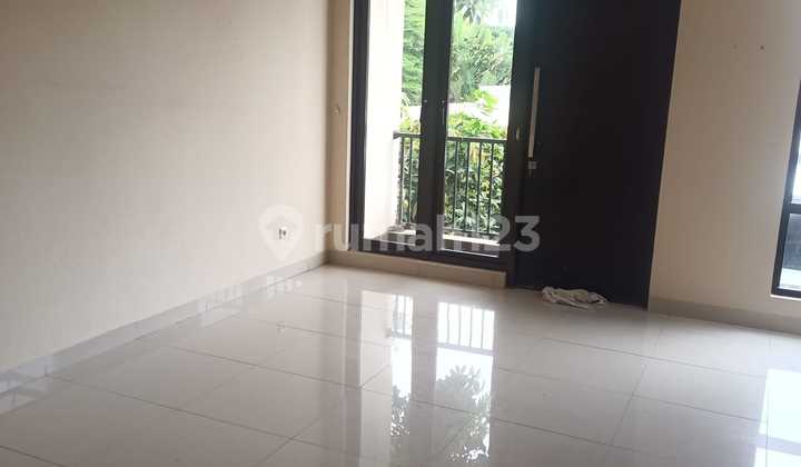  Dijual  Cepat Rumah Hook Bagus , Murah & Mewah  2 LT Full Renovasi full Furnished  di Cluster Asera One south