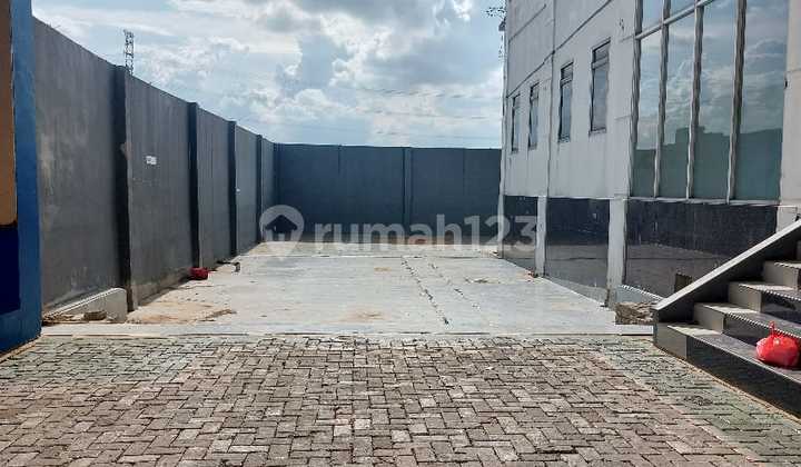 For rent: 4-story building with basement in Harapan Indah, suitable for offices, schools, clinics, warehouses. 2