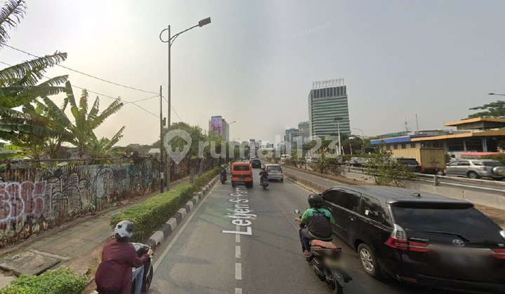 Tanah langka di Jalan Letjen S Parman ke arah Taman Anggrek Tanah langka di Jalan Letjen S Parman ke arah Taman Anggrek