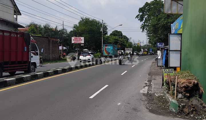 Strategic shop house for sale on the main roadside in Kerten, Laweyan, Solo. 2