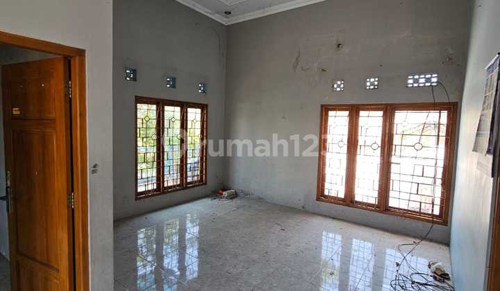 For Sale 4-Bedroom Hook House Ready to Occupy in Kadipiro, Banjarsari, Solo 2