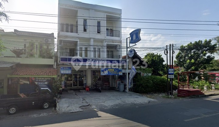 Strategic 3-Story Shophouse on Main Road Near Lotte Mart Laweyan Solo 2