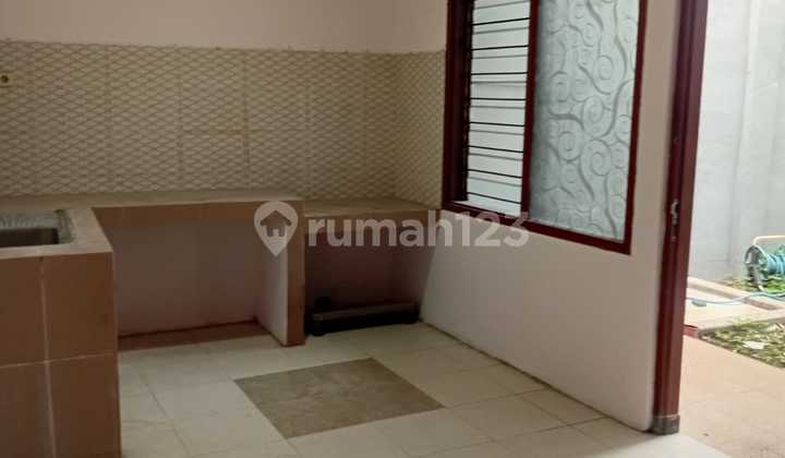 4 Bedroom House for Rent Ready to Live Near Station, Sondakan Laweyan Solo 2