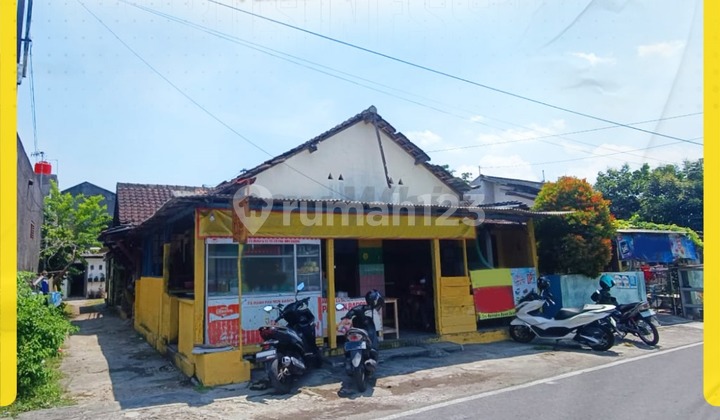 Commercial Space for Sale with Excellent Potential for Various Businesses and Car Access in Laweyan Intersection Commercial Space for Sale with Excellent Potential for Various Businesses and Car Access in Laweyan Intersection
