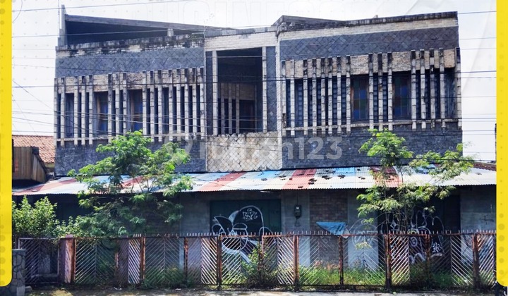 Strategic shop house for sale on the main roadside in Kerten, Laweyan, Solo.