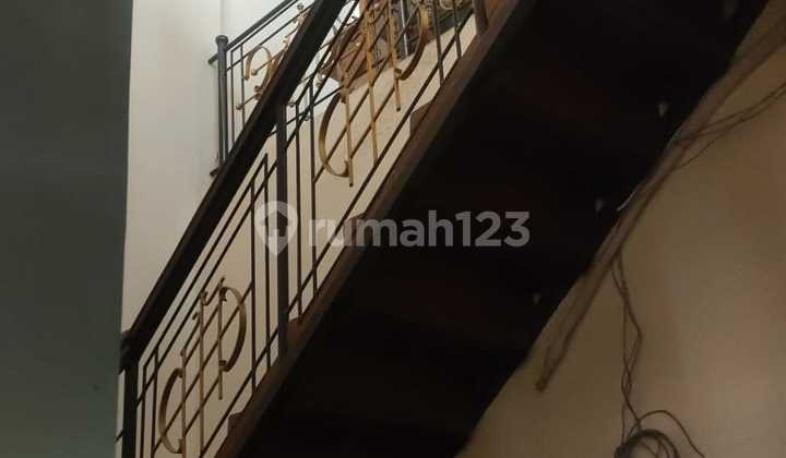 Strategic 3-Bedroom House Built as Boarding House in Purwosari, Laweyan, Solo 2