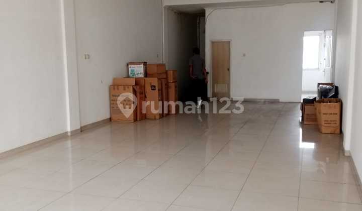 Strategic Shop House for Sale on a major road near a prominent university in Solo 2