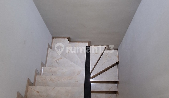 Rumah 2 Lantai Modern Industrial Di Pulomas Jakarta S8916 2
