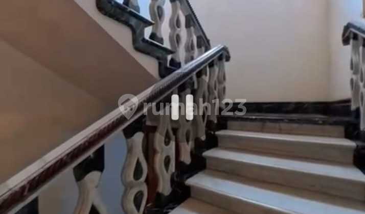 Rumah Mewah di Perumahan Permata Buana 2