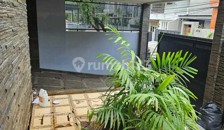 Jual rumah mewah di hoek, akses transportasi mudah di kebayoran jakarta selatan 2