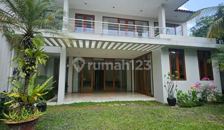 Rent a house in good condition, luxurious with a swimming pool. Cheap in Kemang, Jakarta.