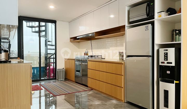 For rent ! Rumah bisa untuk kantor dekat mall grand indonesia, bagus siap huni sudah renovasi.  2