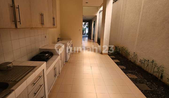 sewa rumah dengan kondisi bagus, mewah dan ada kolam renang. Murah di Kemang, Jakarta 2