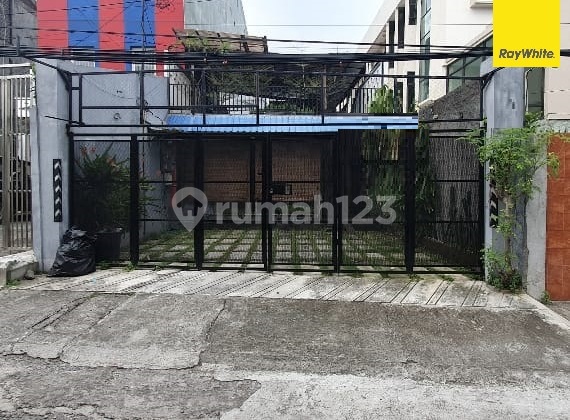 For Rent 2-Story Shop House on Penghela Bubutan Street, Central Surabaya 1