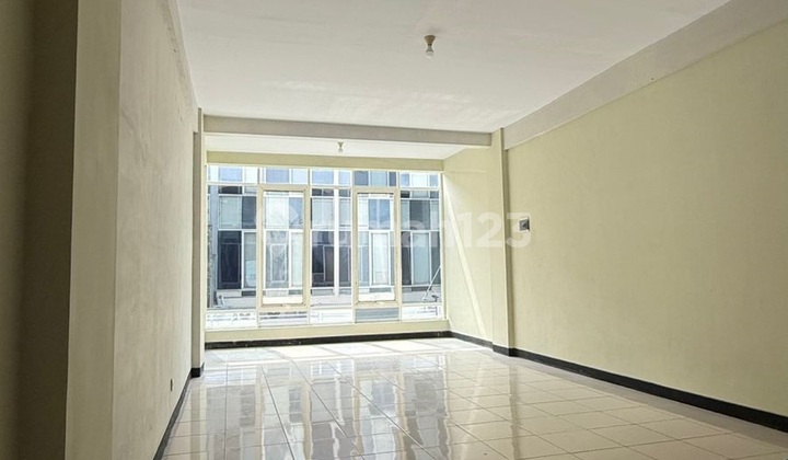 For Rent 3-Story Shop House at Este Square Merr East Surabaya 2