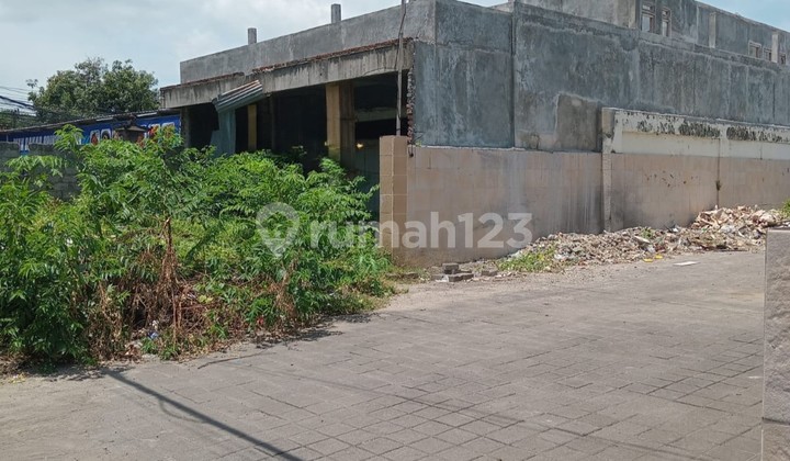 LAND AND BUILDINGS SUITABLE FOR BUSINESS, VERY STRATEGIC LOCATION