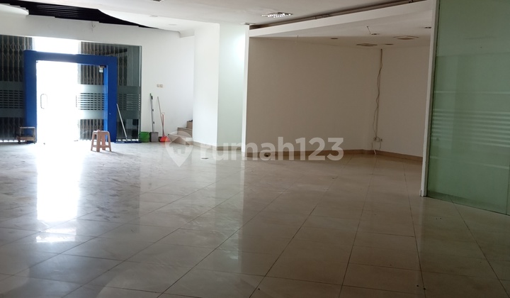 Disewakan Ruang Usaha 3 Lantai 2 Pintu Masuk Strategis Di Soekarno Hatta