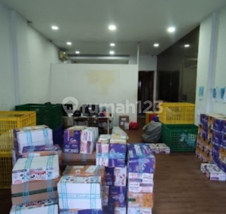 For Rent 3-story shop house, SHM ready to occupy in Jembatan Besi, Tambora, SHM, West Jakarta 2
