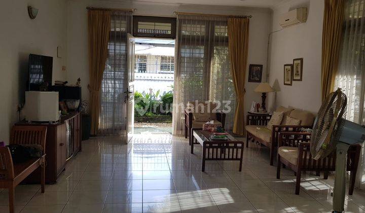 Rumah 2 lantai ls.174m, Lebar 9m strategis di Kebon Jeruk, Jakarta Barat