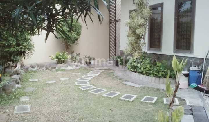 Rumah Besar Dekat Fasilitas Pendidikan dan Pusat Kota SHM