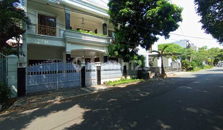 House with a strategic location close to Rawamangun Terminal, East Jakarta.