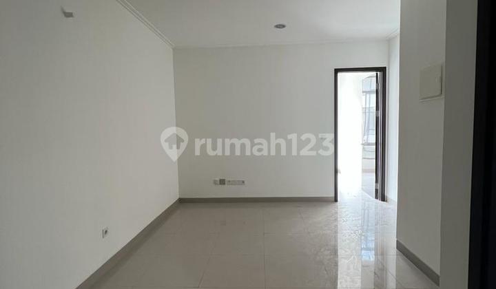 Contemporary Living Condo House Ground Floor Parking in Front of Unit