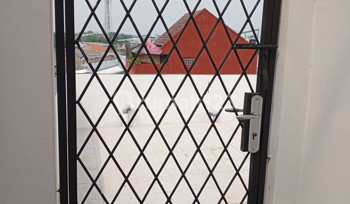 Beautiful 2-Storey House in Semanan, Strategic Location 2