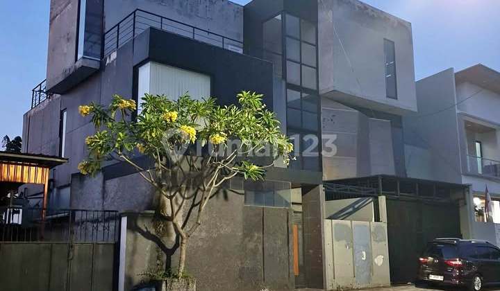 Rumah Modern 3 Lt ada Kolam Renang di Medoho Gajah View Masjid Agung dan Gunung Ungaran Gayamsari 1