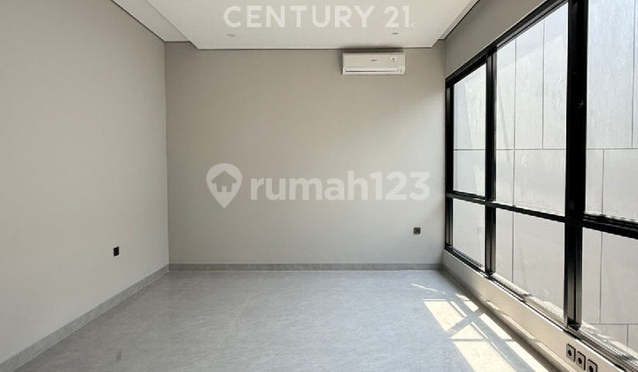 Luxurious Ready-to-Occupy House at Summer Bliss Lippo Cikarang Furnished 2