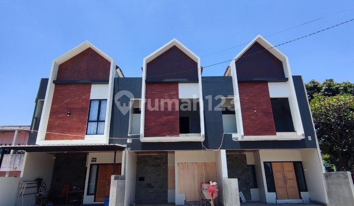 Rumah Siap Huni Dekat Palem Kartika & Tol Bambu Apus Jaktim