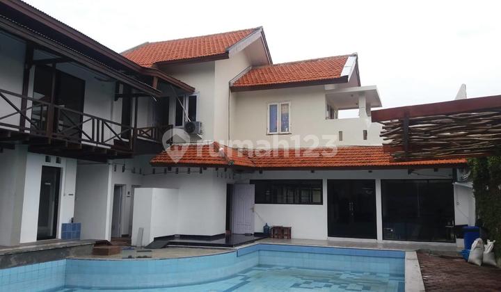 Medokan Asri Gunung Anyar Second Road House, Spacious with Swimming Pool