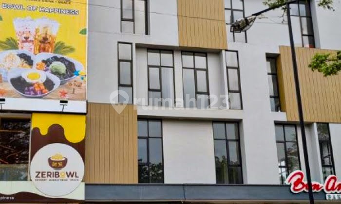 Easton Merr New Gress Zero Ruko, Strategic Main Road