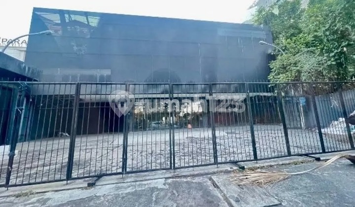 Dijual Cepat Gedung Nol Jalan Raya, Bekas Showroom. Lokasi Strategis, Surabaya Pusat. Raya Diponegoro. Cocok untuk Perkantoran, Showroom, Klinik, Laboratorium, Dll.