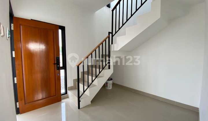 Two-Story House Strategic Location Exclusive Building Two-Story House Strategic Location Exclusive Building