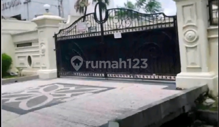 Luxury House on Jemur Andayani Main Road