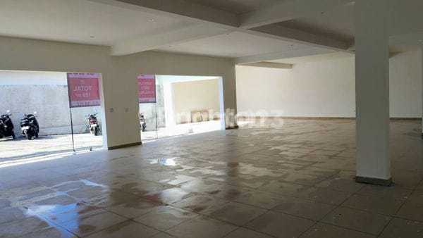 Shop 55M2, Self, Nuanu Nyanyi 2