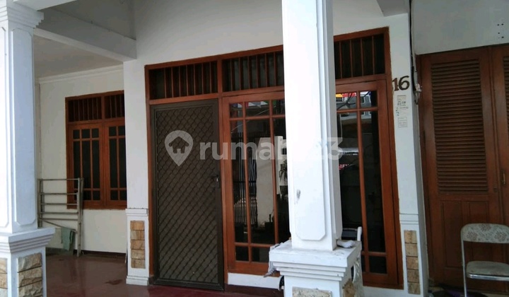 For rent: 5-bedroom house, strategic location, Darmo Permai