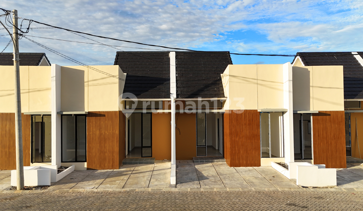 House Near Toll Road and Flood-Free 1