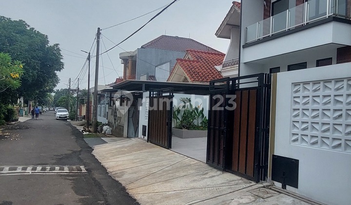 For Sale 2-Story Luxury House Near Toll Road Access in BSD Area 2