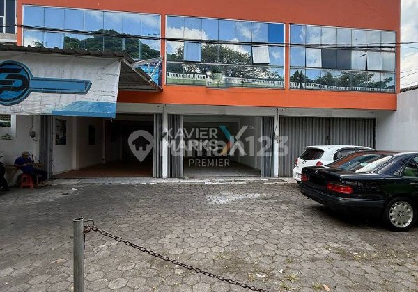 Wide Shop House Located on A Yani Road Axis, Large Parking Area 2