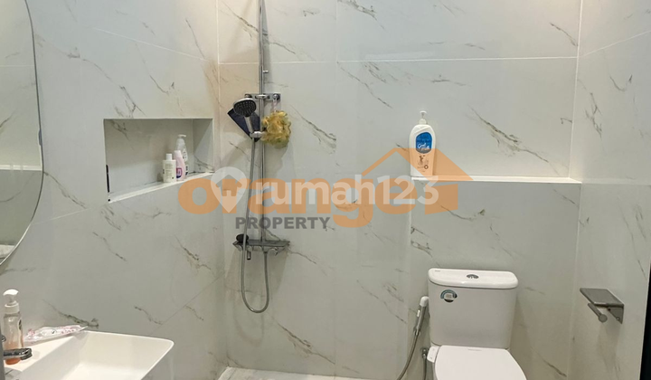 For Sale, 3-Storey Luxury House Hook in Legenda Wisata Cibubur 2