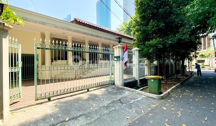 Harga Dibawah NJOP! Rumah Lama Mega Kuningan