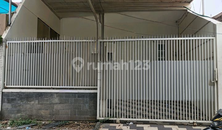 Bringing a Suitcase, Ready-to-Occupy 2-Story House in the Simo Hilir Area