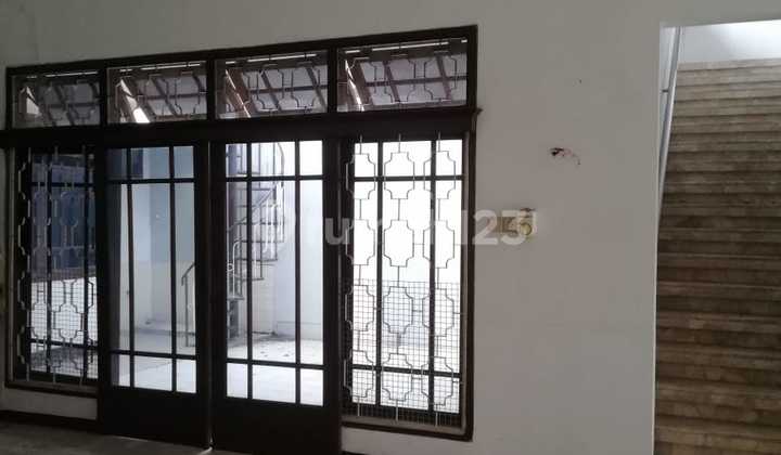 Rumah Hook Di Kawasan Dukuh Kupang Barat Surabaya 2