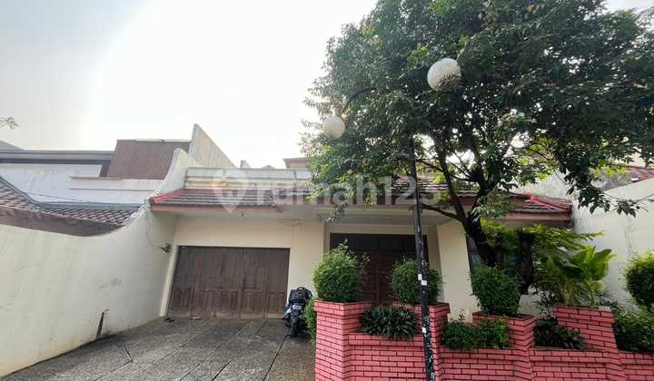 Dijual Rumah Luas dan Strategis di Jl. Warung Jati Timur, Kalibata - Pancoran, Cocok untuk Hunian