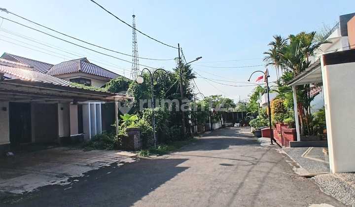 Dijual Rumah Luas dan Strategis di Jl. Warung Jati Timur, Kalibata - Pancoran, Cocok untuk Hunian 2