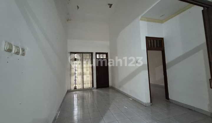 For Rent 2-Storey House in North Tebet - 5+1 Bedrooms, 2 Car Access, One Gate System 2