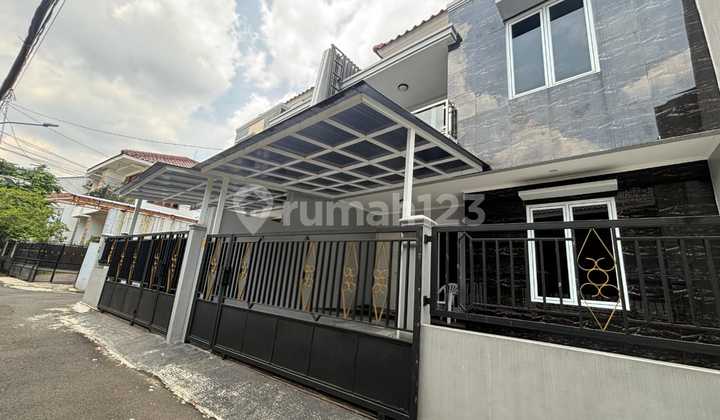 Rumah 2 Lantai Siap Huni di Jl. Tebet Timur Dalam - Lokasi Premium, Akses Mudah, Harga Menarik