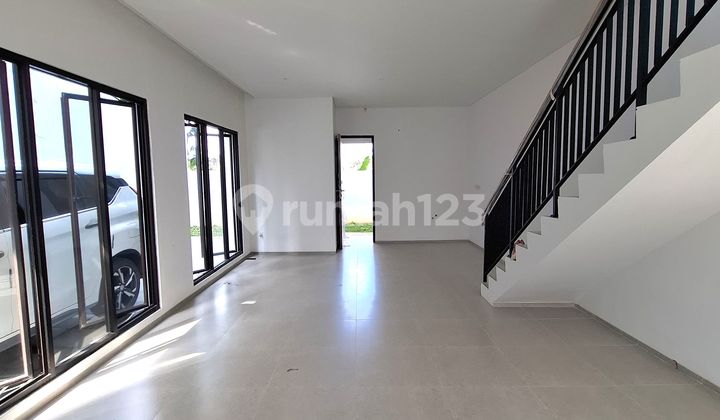 Strategic House in Jagakarsa, near the toll road, station, also easy to go anywhere. 5